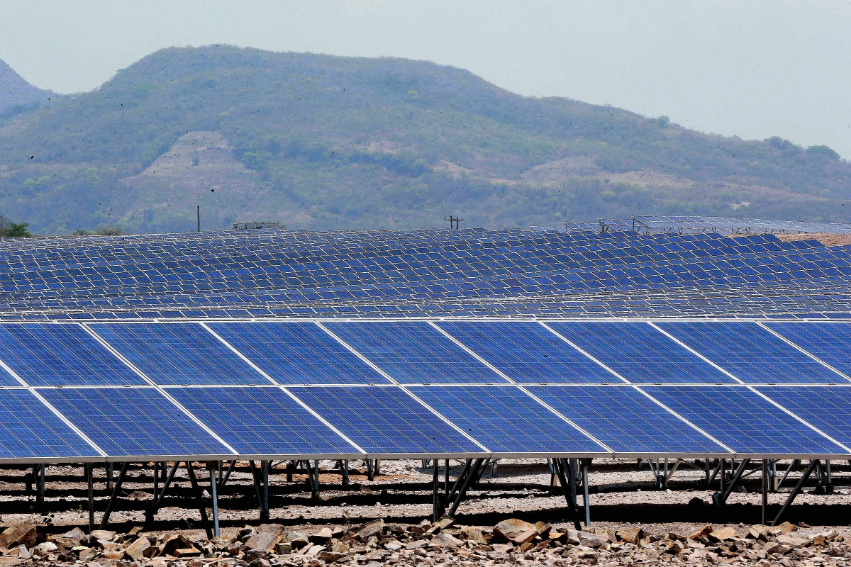 Planta de energía solar inaugurada hoy en Honduras.  (Foto Prensa Libre: AFP)