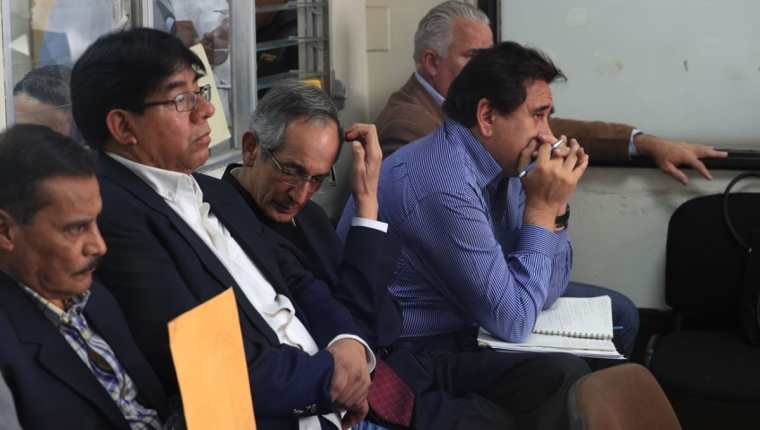Álvaro Colom (centro) y cuatro de sus exfuncionarios son procesados por los delitos de peculado y fraude. (Foto Prensa Libre: Carlos Hernández)