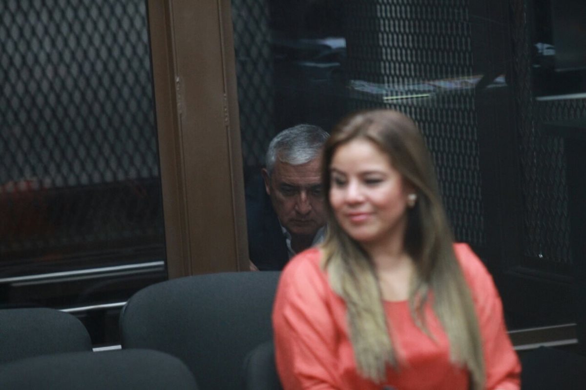 Claudia Méndez aguarda en la Sala de Audiencias, al fondo, en un área aislada, se encuentra el expresidente Otto Pérez Molina. (Foto Prensa Libre: Paulo Raquec)