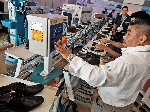 En Expo Calzado 2017 se instaló una planta de producción de la empresa Comercial Gina, que opera en el lugar estos días para que los interesados puedan conocer el proceso de modelaje, corte y producción. (Foto Prensa Libre: Álvaro Interiano)