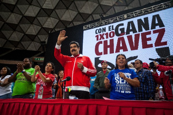  El presidente venezolano Nicolás Maduro (cen) participa en un mitin de campaña electoral. (Foto Prensa Libre: EFE)