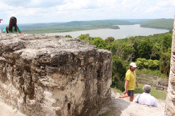 Una vista al sitio arqueológico Yaxhá, en la pirámide  2-16, desde donde se aprecia una de las dos lagunas que hay en ese lugar. (Foto Prensa Libre: Rigoberto Escobar)