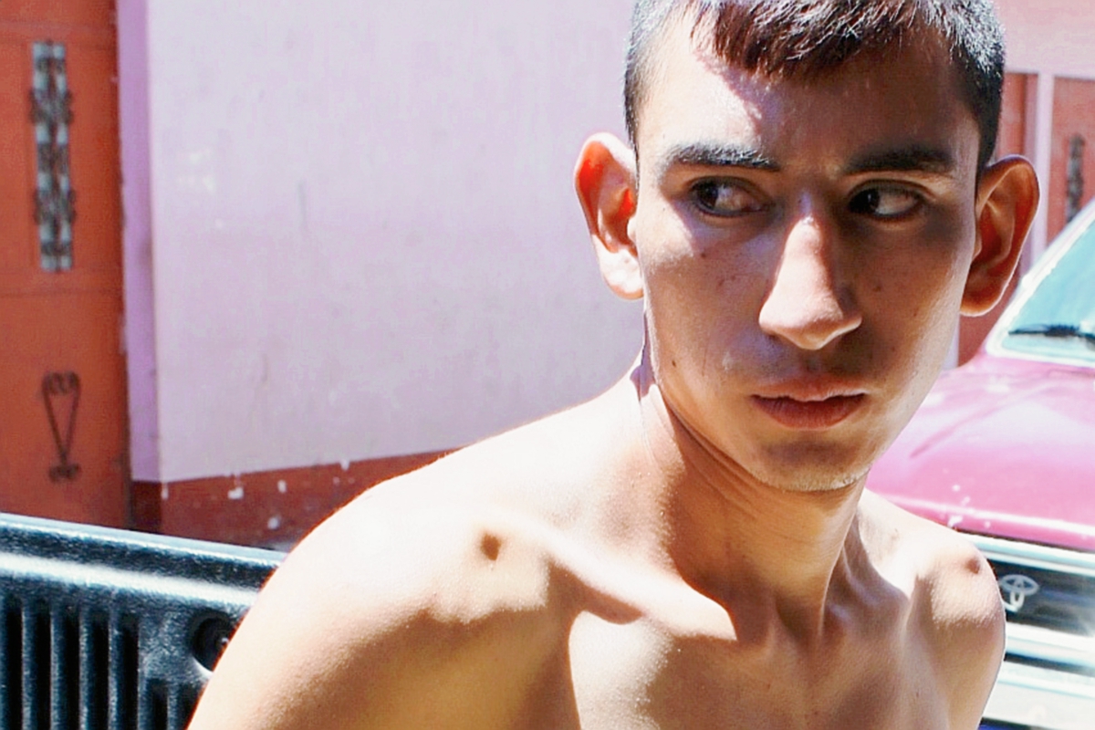 Oliver Josué de León González es trasladado a un juzgado en Santa Cruz del Quiché, sindicado participar en el incendio de edificios públicos. (Foto Prensa Libre: Óscar Figueroa)