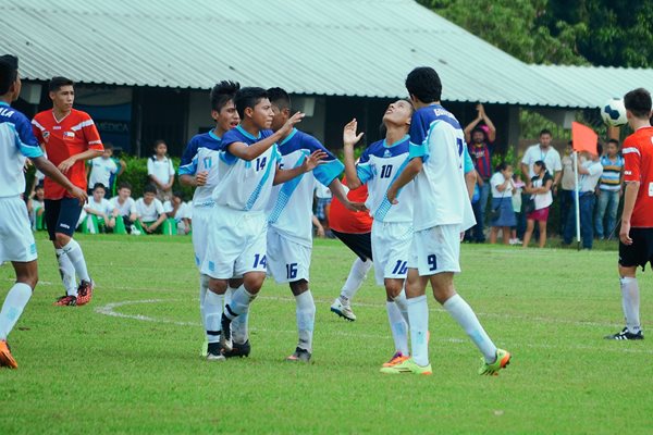 Los jugadores de Guatemala B, celebran la victoria ante Chile. (Foto Prensa Libre: Jorge Tizol)