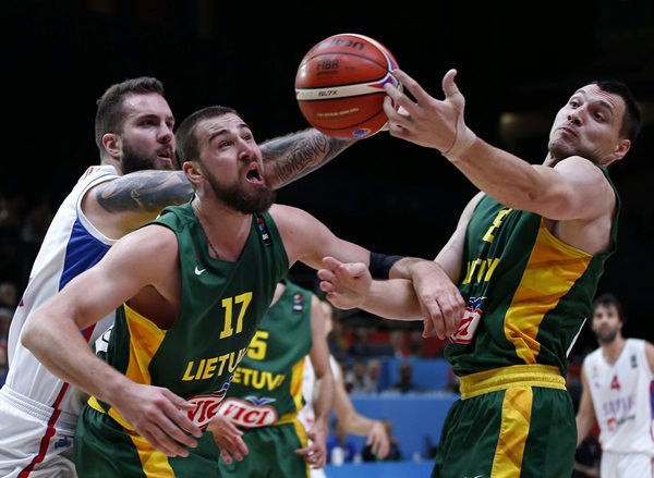 El serbio Miroslav Raduljica (i) en acción con los lituanos Jonas Valanciunas (c) y Jonas Maciulis (d), en el partido que terminó ganando Lituania a Serbia (Foto Prensa Libre: EFE)