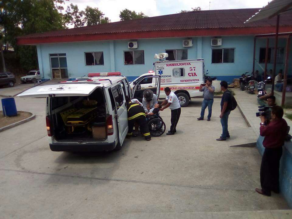 Al menos 20 docentes fueron trasladados al hospital de San Bentio, ya que tenían picaduras en diferentes partes del cuerpo. (Foto Prensa Libre: Rigoberto Escobar)