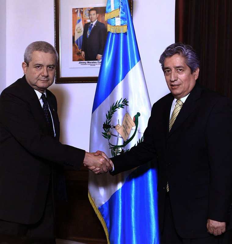 Osmar Rodas es juramentado como viceministro de Infraestructura. (Foto Prensa Libre: Gobierno de Guatemala).