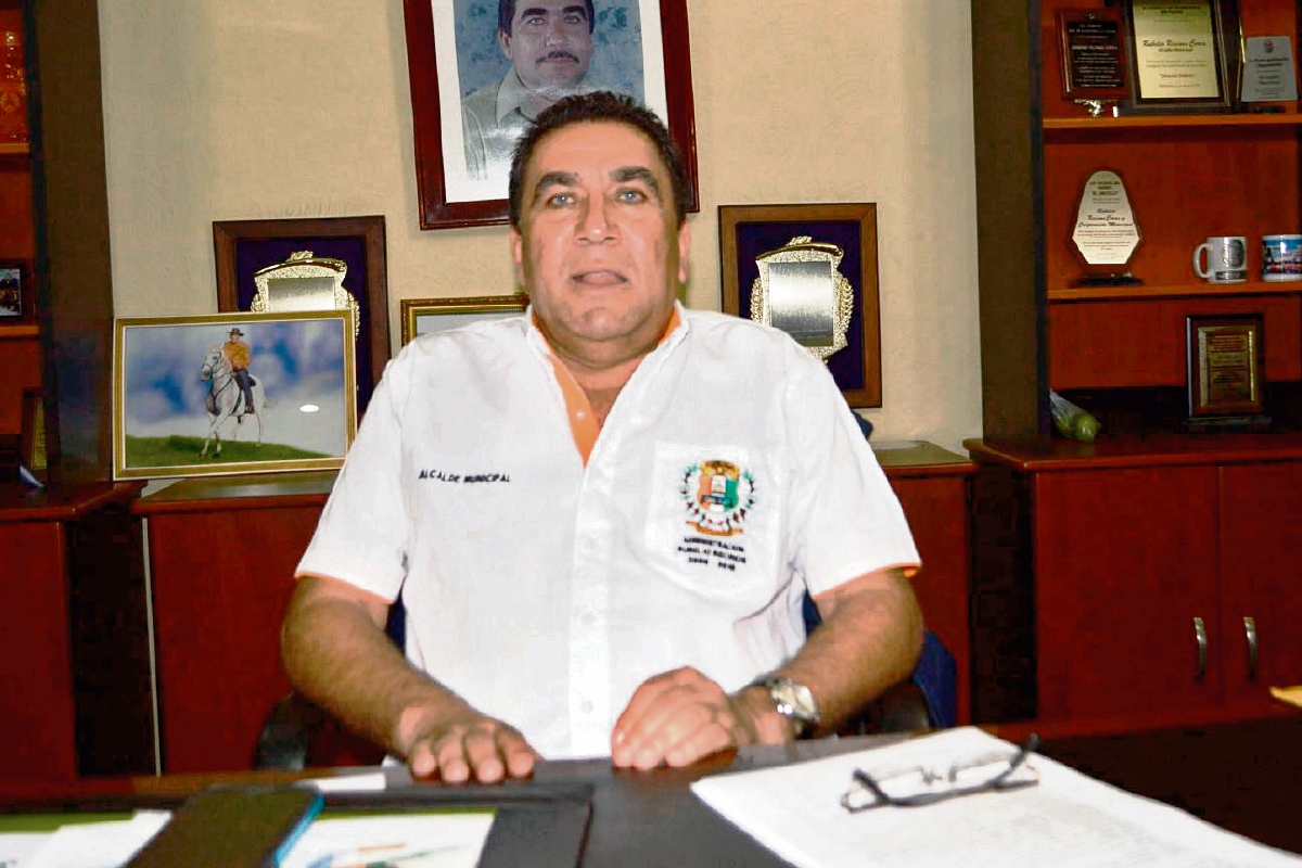 Rubelio Recinos, alcalde de Barberena, Santa Rosa, se hace promocionar entre la población como el Tío, el Jefe de jefes y e lHombre de las simpatías y multitudes. (Foto Prensa Libre: Oswaldo Cardona)