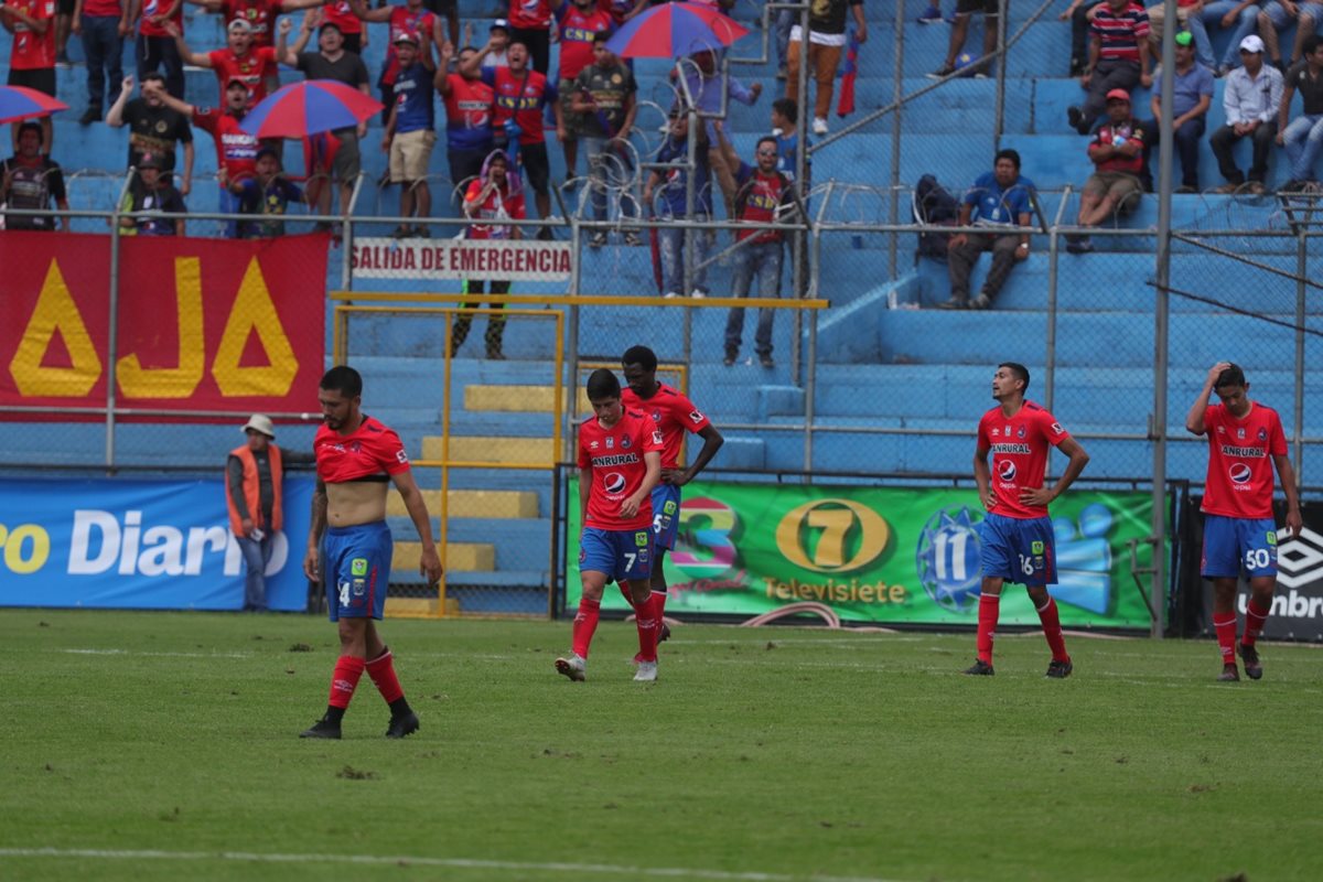Los jugadores de Municipal muestran su tristeza al finalizar el partido, en El Trébol. (Foto Prensa Libre: Óscar Rivas)