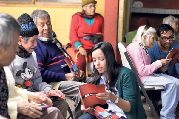 Ancianos del hogar Casa María escuchan la lectura de las cartas enviadas por lectores de Prensa Libre.