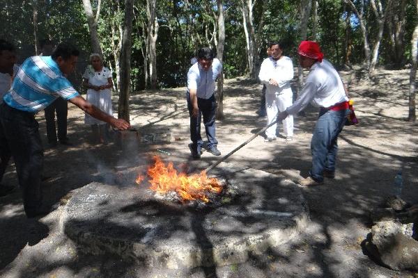 Pobladores de San José, Petén, itza'hablantes, celebran una ceremonia ancestral para pedir que su lengua no desaparezca.