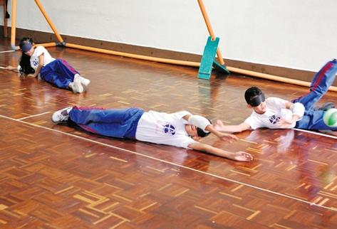 Estudiantes de la Escuela Santa Lucía, del Comité Prociegos y Sordos, juegan goalball. (Foto Prensa Libre: Brenda Martínez)