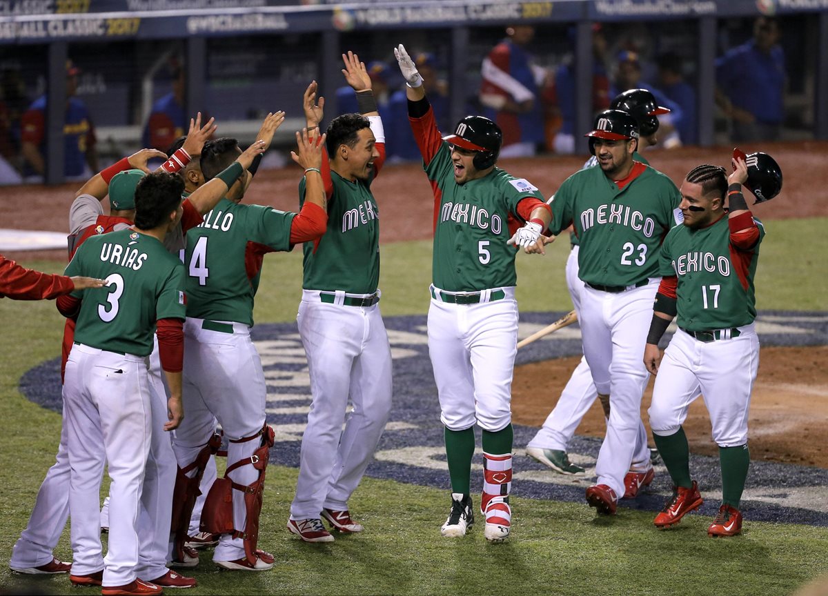 El festejo de los mexicanos luego de ganar a Venezuela se vio opacado luego de su eliminación. (Foto Prensa Libre: EFE)