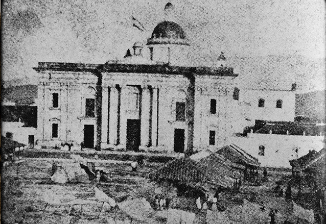 Una de las fotografías más antiguas de la Catedral, aún sin las torres, tomada aproximadamente antes de 1866. (Foto: Lic. Miguel Álvarez Arévalo, cronista de la Ciudad Capital)