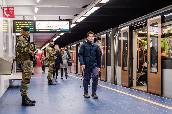 <span>Militares patrullan</span> <span>la estación de metro</span> <span>Maelbeek</span>, <span>en Bruselas.(Foto Prensa libre: AP).</span>
