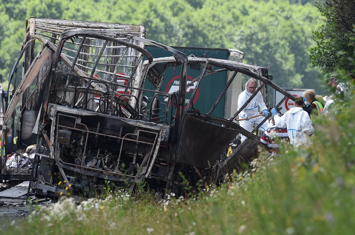 El bus incendiado en Alemania transportaba a varios ancianos. (Foto Prensa Libre: AFP)
