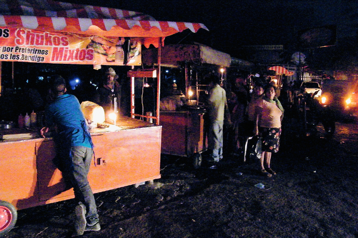 Los comerciantes son unos de los afectados por la falta de suministro eléctrico en Sanarate,  El Progreso. (Foto Prensa Libre: Héctor Contreras)
