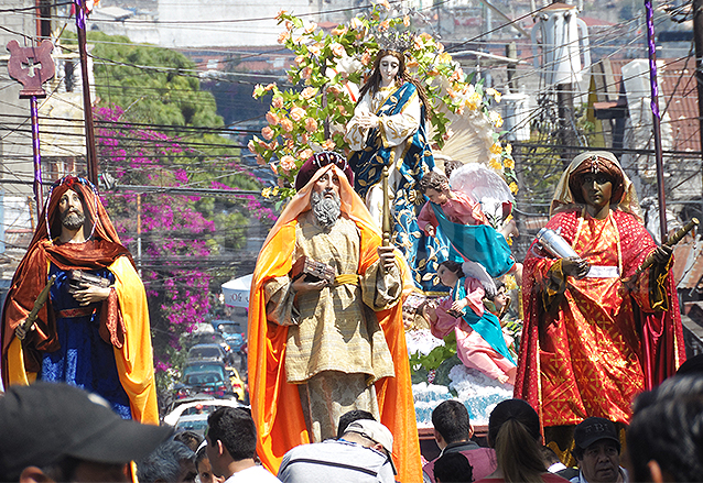 La Inmaculada y el conjunto de los Reyes Magos que procesionan el 6 de enero en la capital. (Foto: Néstor Galicia)