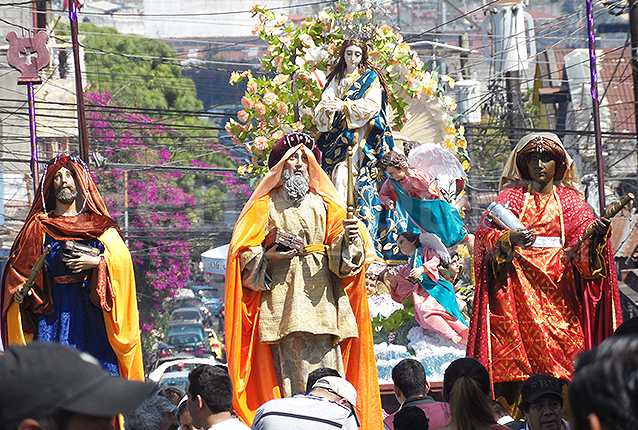 La Inmaculada y el conjunto de los Reyes Magos que procesionan el 6 de enero en la capital. (Foto: Néstor Galicia)