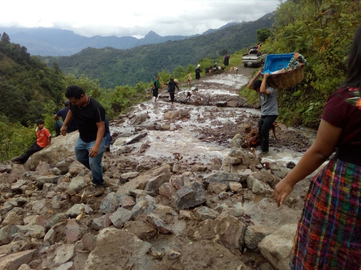 Derrumbe en el caserío Pajomel. (Foto Prensa Libre: Conred).