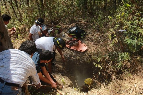 Bomberos y voluntarios trabajan para rescatar a la mujer. (Foto Prensa Libre: Miguel López)<br _mce_bogus="1"/>