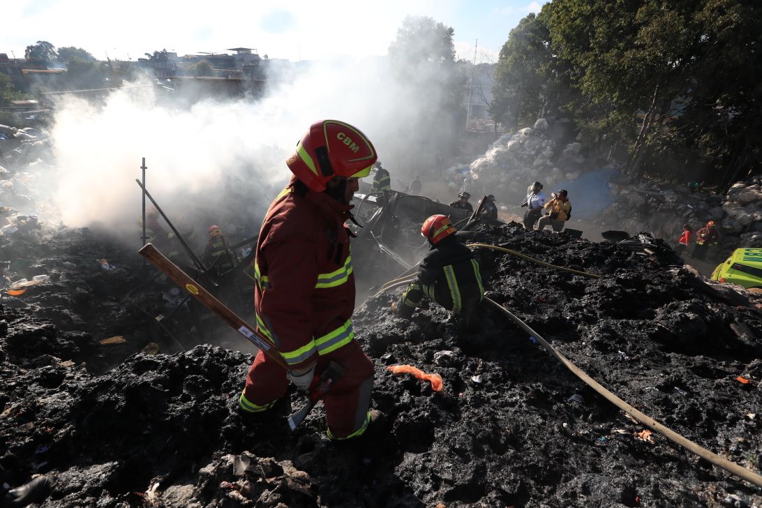 El incendio afectó a una recicladora de plástico en zona 3. (Foto Prensa Libre: Estuardo Paredes)