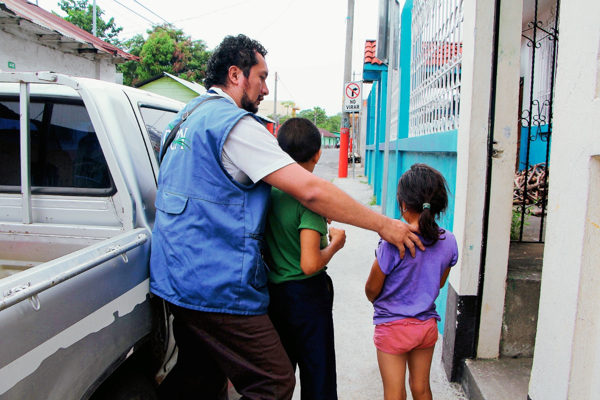Los dos  niños rescatados son custodiados por un trabajador de la PDH en San Andrés Villa Seca, Retalhuleu. (Foto Prensa Libre: Rolando Miranda)