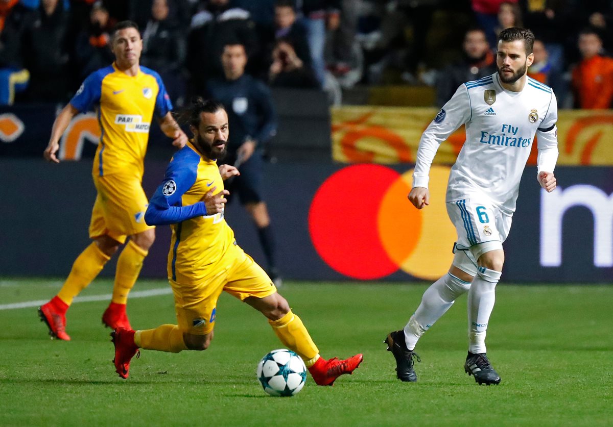 Efstathios Aloneftis del Apoel controla la pelota ante la mirada de Nacho Fernández del Real Madrid.
