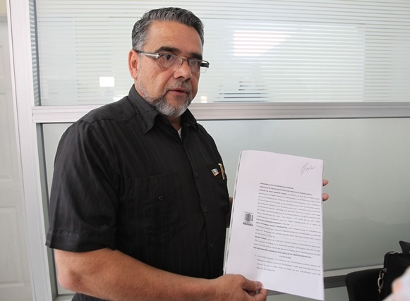 Barquín muestra el documento interpuesto este viernes en el Juzgado de Turno. (Foto Prensa Libre: Esbin García)