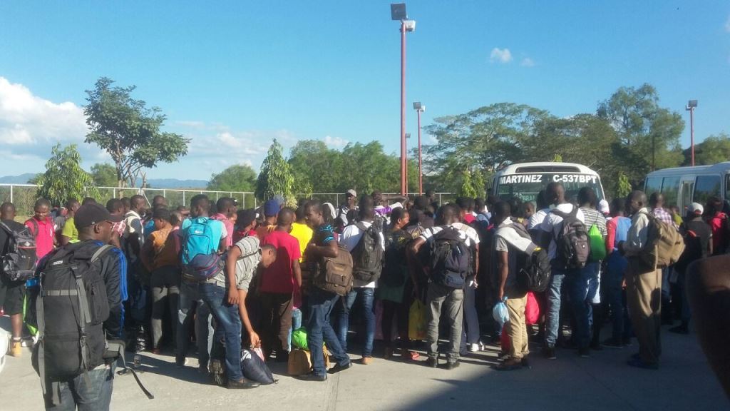 Grupo de extranjeros que recibió asistencia en Esquipulas. (Foto Prensa Libre: Víctor Gómez).