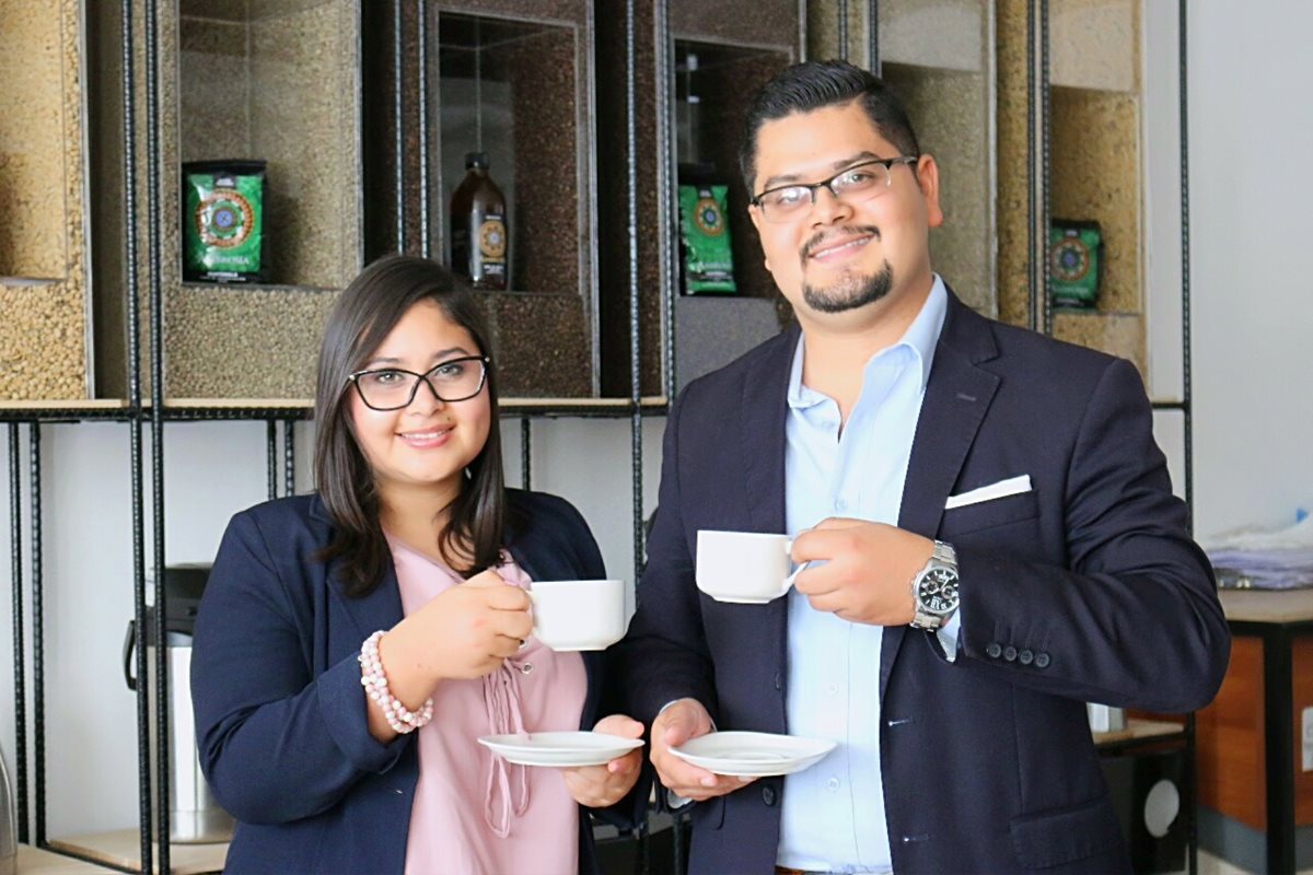 Dulce y Álvaro Romero García son los creadores de la marca de café y miel Ambrosía. (Foto Prensa Libre: José Pablo Coyoy)