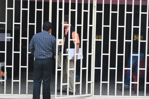 Personal del Ministerio Público y de la PNC llegaron al lugar del robo para llevar a cabo investigaciones. (Foto Prensa Libre: Jorge Tizol)<br _mce_bogus="1"/>