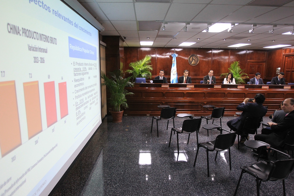Las autoridades presentaron las proyecciones del crecimiento económico. (Foto Prensa Libre: Esbin García)