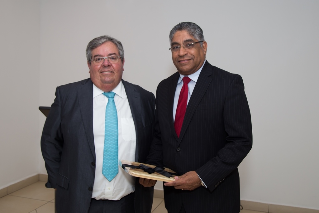 Mario Granai, presidente Corporación G&T Continental y Gustavo Villa, superintendente de Bancos de Panamá. (Foto Prensa Libre: Cortesía)
