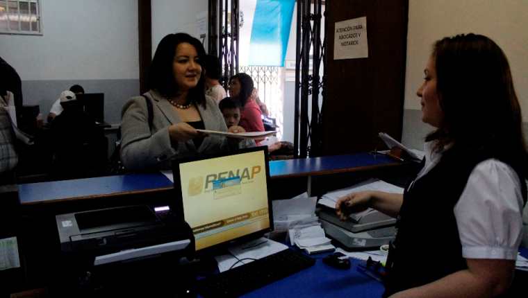 Renap busca comprar tarjetas para DPI por excepción. (Foto Prensa Libre: Hemeroteca PL)