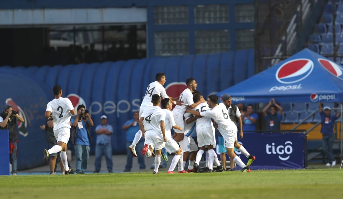 Los seleccionados nacionales celebran el gol de José Márquez frente a Cuba. (Foto Prensa Libre: Francisco Sánchez)