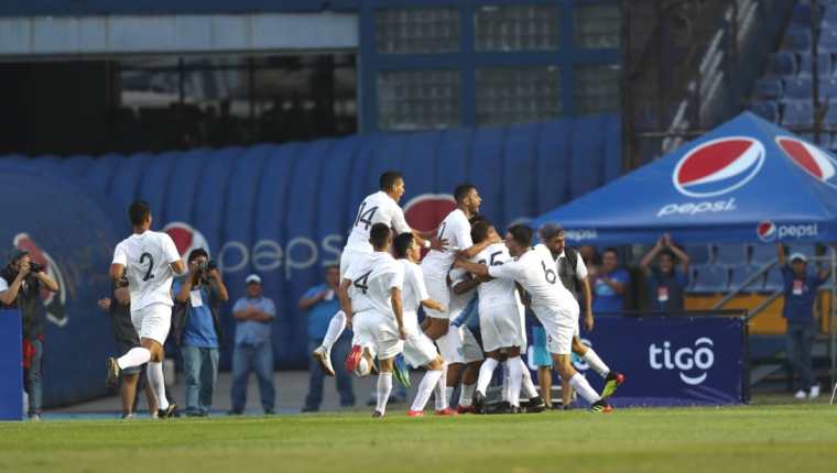 Los seleccionados nacionales celebran el gol de José Márquez frente a Cuba. (Foto Prensa Libre: Francisco Sánchez)