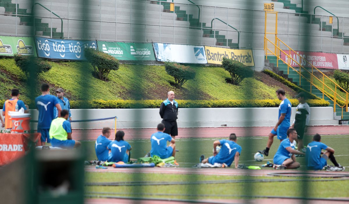 Los jugadores de Comunicaciones durante la sesión de entrenamiento en el estadio Cementos Progreso. (FOto Prensa Libre: Jeniffer Gómez)
