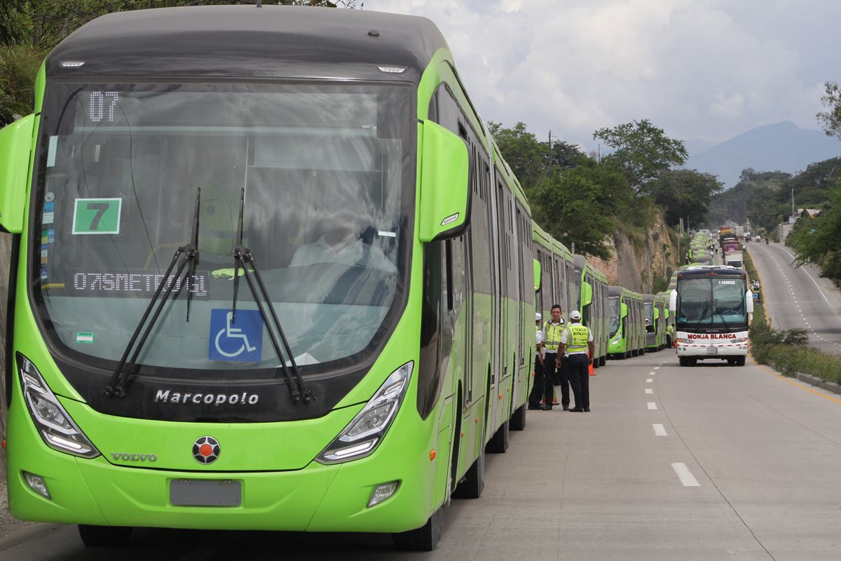 Los buses biarticulados del Transmetro arribaron al país el pasado 22 de septiembre. En la fotografía, circulan por la ruta al Atlántico. (Foto Prensa Libre: Hemeroteca PL)