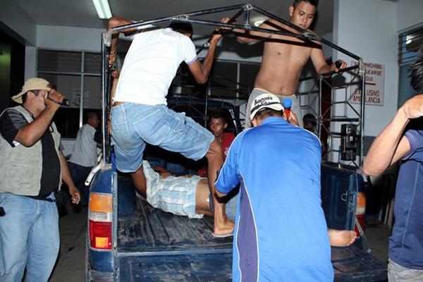 Vecinos trasladan a los cuatro heridos de bala en Champerico al Hospital Nacional de Retalhuleu. (Foto Prensa Libre: Rolando Miranda)  <br _mce_bogus="1"/>