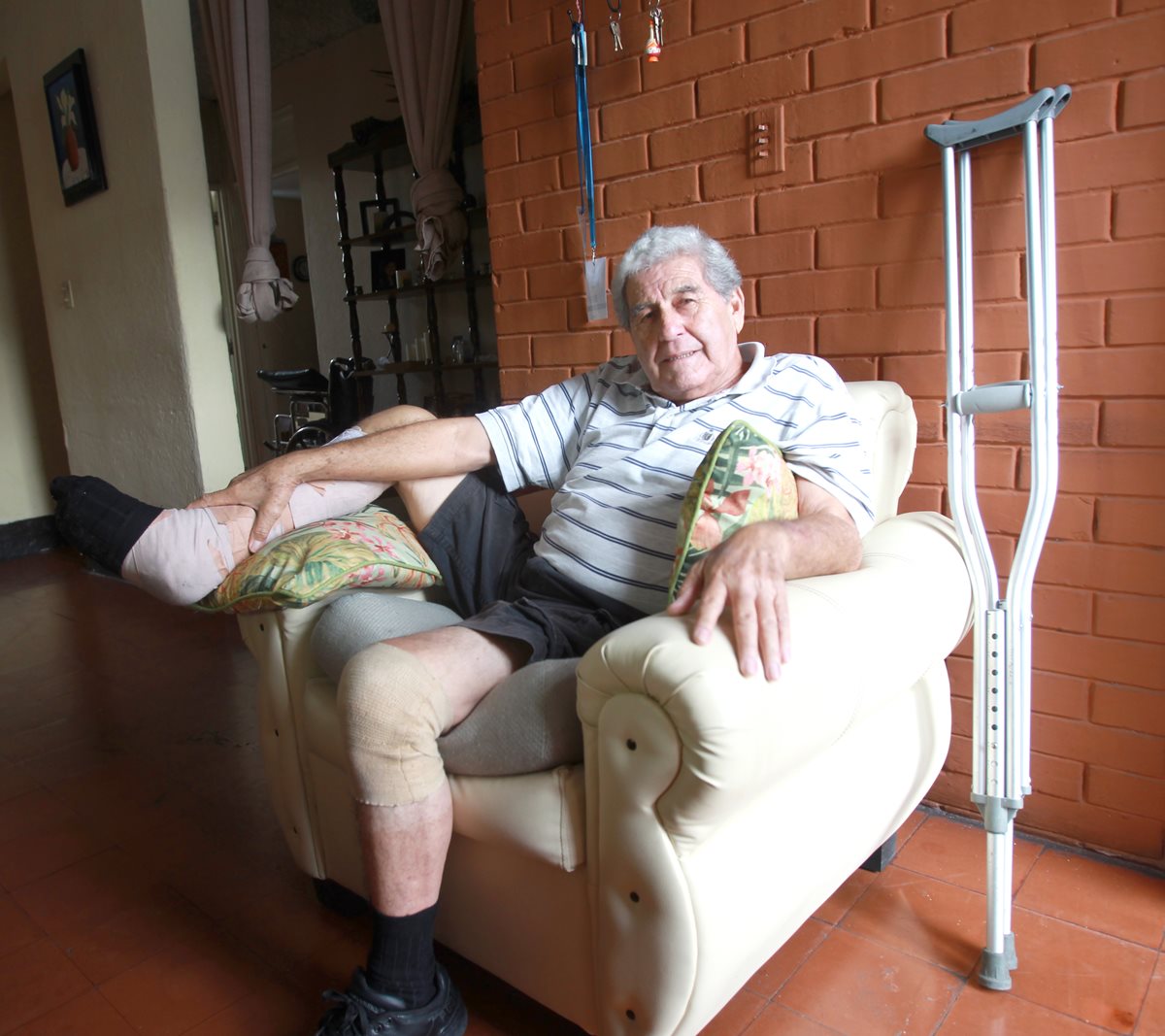 El exguardameta Julio Rodolfo Nixon García sufrió un accidente en su casa y se fracturó el tobillo derecho. (Foto Prensa Libre: Eddy Recinos)