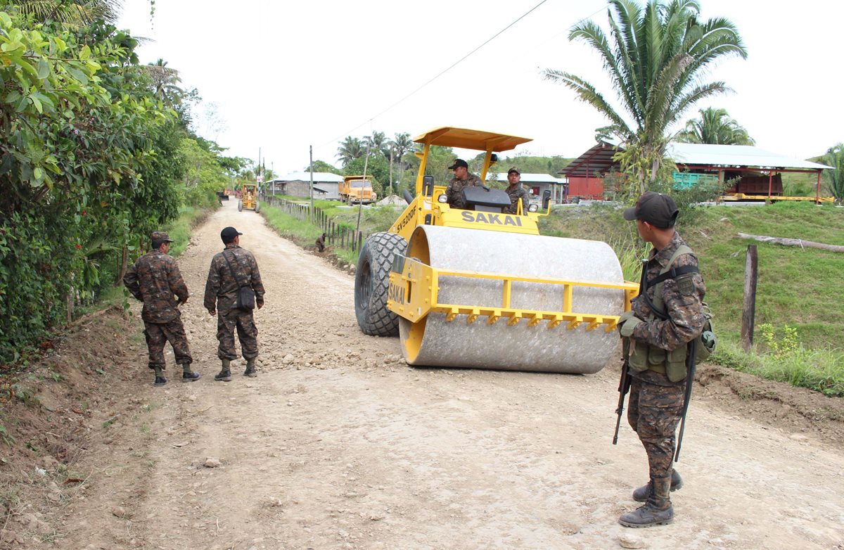Maquinaria del Ejército es utilizada para reparar caminos en Lívigston, Izabal. (Foto Prensa Libre: Dony Stewart)