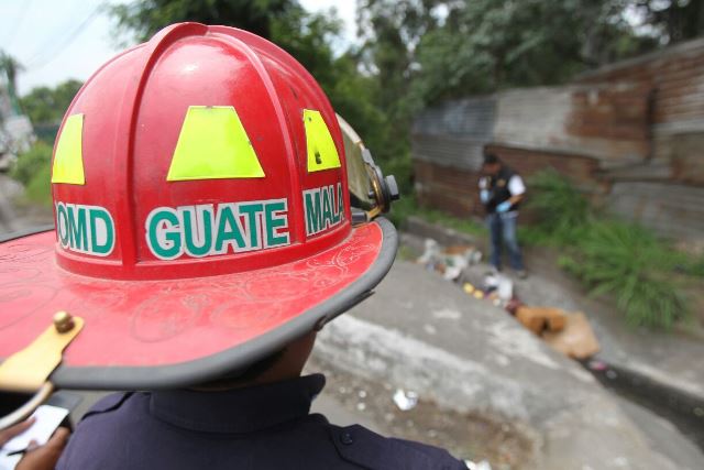 Los Bomberos Municipales Departamentales confirman muerte de hombre en ruta al Pacífico. (Foto Prensa Libre: Erick Ávila)
