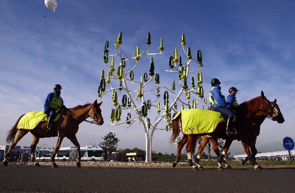 <span class="hps">U</span><span class="hps">na obra de arte sobre</span><span class="hps"> innovación de</span> <span class="hps">las energías renovables</span> <span class="hps atn">llamado "</span><span>Árbol</span> <span class="hps">del viento</span><span>"</span><span>,</span> <span class="hps">en París.</span> (Foto Prensa Libre: AP)