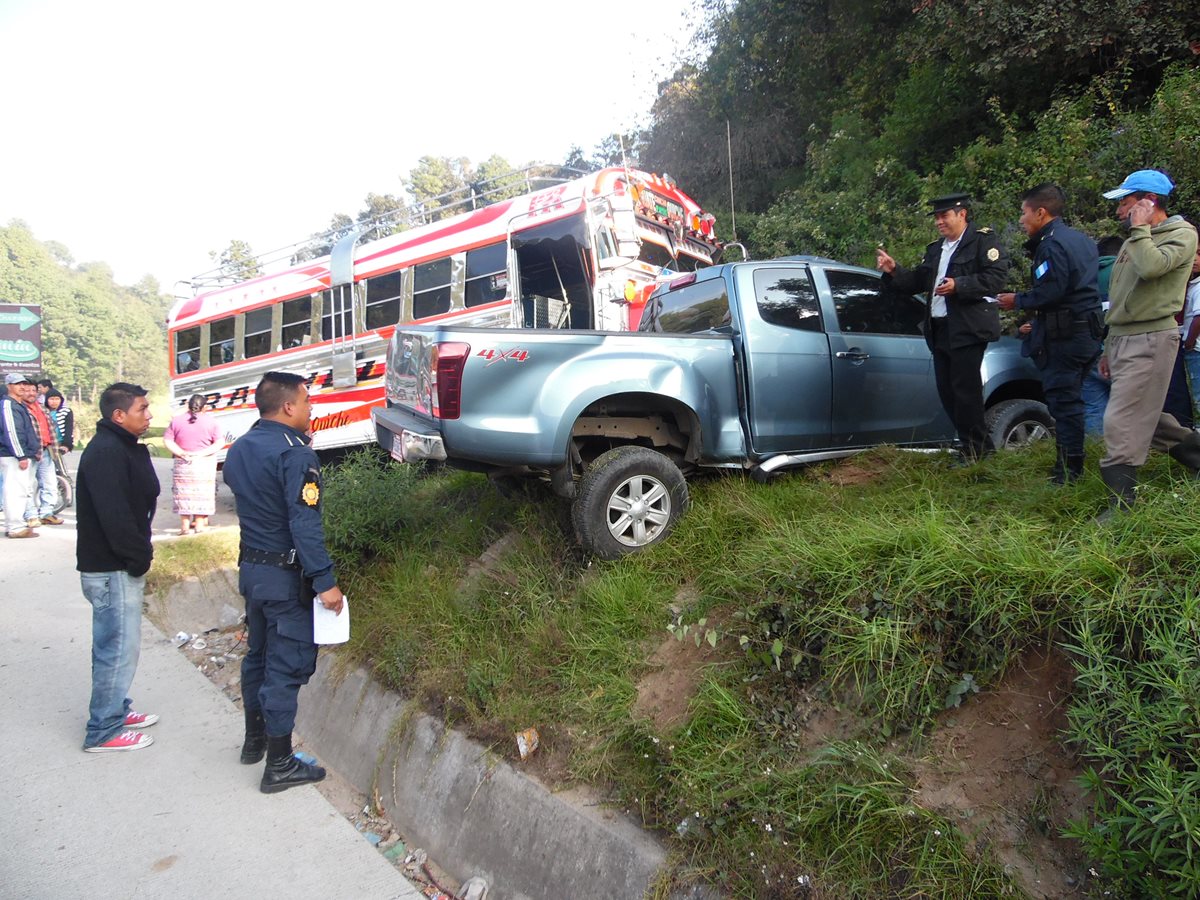 Autobús y picop accidentados son acordonados por agentes de la PNC en Tecpán Guatemala, Chimaltenango. (Foto Prensa Libre: José Rosales)