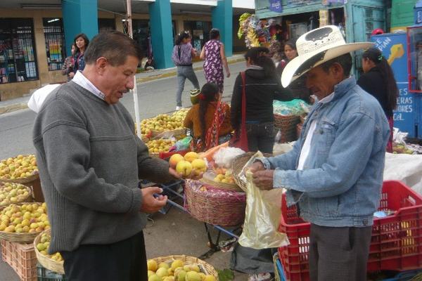 Al menos tres variedades de duraznos son comercializadas en la cabecera de San Marcos. (Foto Prensa Libre: Genner Guzmán)