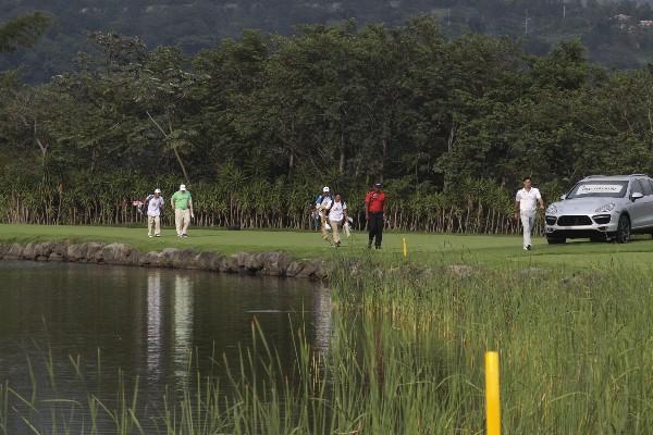 Los golfistas tuvieron que recorrer el campo para completar los 18 hoyos. (Foto Prensa Libre: Norvin Mendoza)