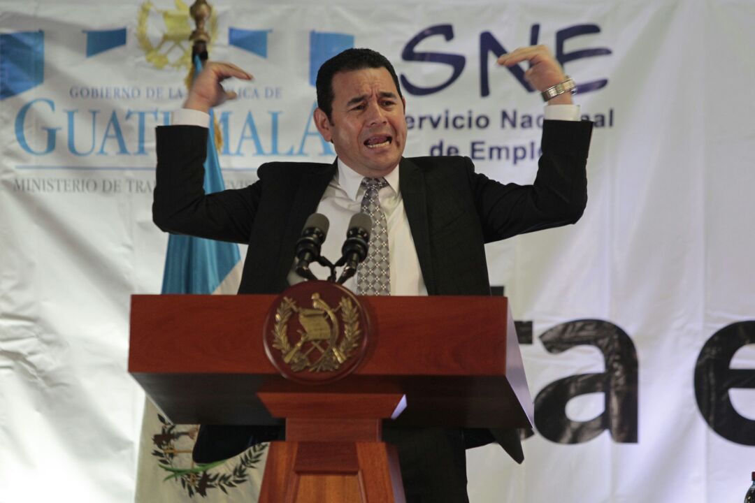 El presidente Jimmy Morales asistió a la inauguración de la Feria del Empleo, en donde habló con los jóvenes desempleados sobre la corrupción. (Foto Prensa Libre: Carlos Hernández)