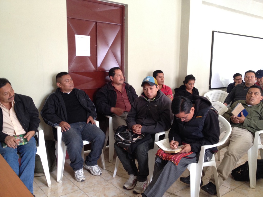 Algunos de los empleados a los que no se les renovó el contrato en Alta Verapaz. (Foto Prensa Libre: Eduardo Sam).