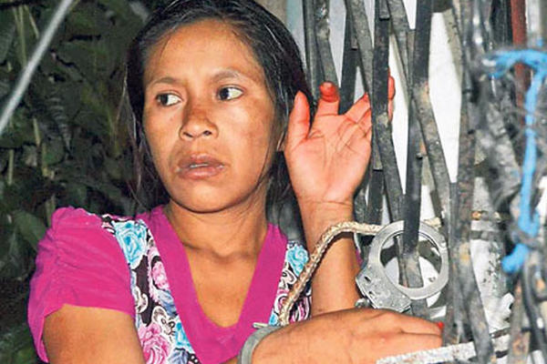 Claudia García, esposada a una ventana, reconoce que lanzó a sus hijas a retrete.